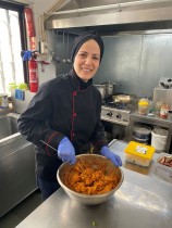 اللاجئة السورية رميا غميم تطبخ الطعام للعاملين الصحيين في مطعمها الطيبة في لشبونة، البرتغال.  (رويترز)