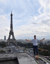 النجم الفرنسي ناثان بولين يؤدي عرضًا على حبل مشدود بارتفاع 70 مترًا يمتد 670 مترًا بين برج إيفل ومسرح شايو الوطني بباريس. ا ف ب