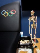 الهيكل العظمي الذي يساعد الرياضيين في إظهار ما يؤلمهم ، في مركز تدريب فرق الكرة الطائرة الوطنية الأمريكية للنساء والرجال ، قبل أولمبياد طوكيو ، في كاليفورنيا.  (رويترز)