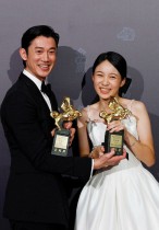 وو كانغ رين يحصل على جائزة أفضل ممثل عن فيلم  Abang Adik  بجانب أودري لين، أفضل ممثلة عن فيلم  Trouble Girl ، في حفل توزيع جوائز الحصان الذهبي في تايبيه، تايوان.     (رويترز)