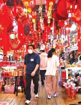 متسوقون يرتدون أقنعة وقائية لمنع انتشار فيروس كورونا خلال عروض الزينة قبل حلول العام الصيني الجديد في تايبيه، تايوان.   (رويترز)