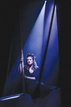 الممثلة جوان هارتستون تشارك في بروفة «الفتاة التي قفزت من لافتة هوليوود» في مسرح بيكهاوس في أديلايد ، أستراليا. رويترز