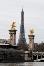 منظر لبرج إيفل وضفاف نهر السين المغمورة في باريس حيث لا تزال مستويات المياه مرتفعة للغاية فوق المستوى الطبيعي للنهر. رويترز