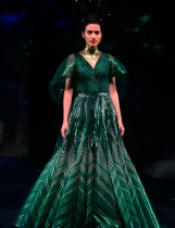 عارضة تقدم زيا للمصممة أميت أجاروال ضمن أسبوع الأزياء 2020 في مومباي. أ ف ب