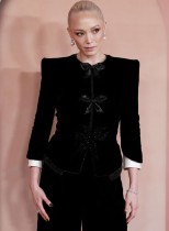 الممثلة الفرنسية بوم كليمينتيف لدى حضورها حفل فرانكا فاند غالا 2025 في متحف الفن الإسلامي في الدوحة. ا ف ب