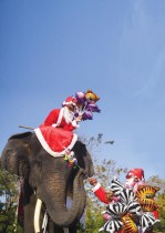 رجل يرتدي زي بابا نويل يقدم هدية لفيل ليسلمها للطلاب قبل احتفالات عيد الميلاد في مدرسة ابتدائية في أيوثايا ، تايلاند.   (رويترز)