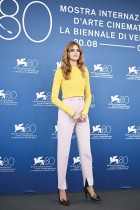 الممثلة بينيديتا بوركارولي خلال وصولها للمشاركة في مهرجان البندقية السينمائي الثمانين بفيلم Enea (ا ف ب)