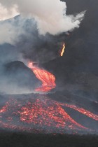 الحمم البركانية تتدفق من بركان باكايا في غواتيمالا.  ا ف ب