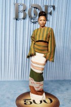 الممثلة والمدونة النيجيرية تيمي أوتيدولا لدى وصولها إلى حفل BoF 500 Gala في فندق شانغريلا على هامش أسبوع الموضة.  ا ف ب