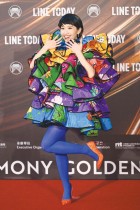 المغنية التايوانية لولو تقف لالتقاط الصور فور وصولها لحضور حفل توزيع جوائز Golden Melody في تايبيه - ا ف ب 