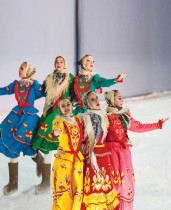 راقصات يؤدين عرضا فنيا على الجليد خلال حفل افتتاح مسابقة عالمية في موسكو. رويترز