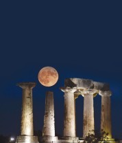 القمر الأزرق العملاق، ثاني اكتماله في الشهر التقويمي، يرتفع فوق معبد أبولو في كورنثوس القديمة، باليونان. (ا ف ب)