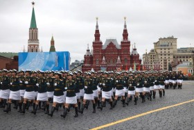 مجندات روسيات يسرن على طول الميدان الأحمر خلال العرض العسكري ليوم النصر في موسكو.  حيث تحتفل روسيا بالذكرى الـ 76 لانتصارها على ألمانيا النازية خلال الحرب العالمية الثانية. (ا ف ب) 