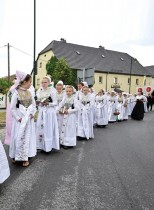 فتيات يرتدين الملابس التقليدية ويشاركن في موكب كوربوس كريستي السنوي في كروستويتز، ألمانيا. رويترز