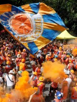 المحتفلون يشاركون في الحفلة السنوية المعروفة باسم «لارانجادا» خلال الكرنفال في ريو دي جانيرو، البرازيل. رويترز