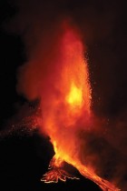 تيارات من الحمم البركانية النارية الحمراء تتدفق في جبل إتنا، بايطاليا وهو البركان الأكثر نشاطًا في أوروبا. (رويترز)