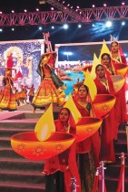 فنانات يؤدين عرضا أثناء انطلاق مهرجان الرقص النابض بالحياة 2022 في أحمد آباد. ا ف ب