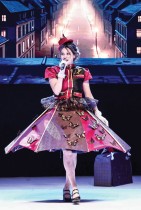 الممثلة الفرنسية فلورنس كوست تؤدي على خشبة المسرح مرتدية زيًا من الشوكولاتة خلال العرض الموسيقي «عرض الكاكاو» في باريس 2025  - ا ف ب