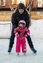 فيليكس ريوم يتزلج مع ابنته مارين على حلبة التزلج على الجليد في فِناء منزلهم الخلفي في مونتريال. ا ف ب