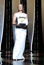 جودي فوستر تقف على خشبة المسرح بعد أن حصلت على جائزة السعفة الذهبية للإنجاز في الحياة خلال حفل افتتاح الدورة 74 لمهرجان كان. (ا ف ب) 