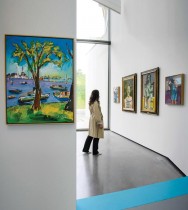 امرأة تزور معرضًا مؤلفًا من 24 لوحة للمغني الأمريكي بوب ديلان بعنوان Drawn Blank ، في مركز شاتو لا كوست للفنون في لو بوي سانت ريباراد ، جنوب شرق فرنسا. ا ف ب  