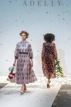 عارضتان تعرضان ابتكارات من ماركة الأزياء Adelly للمصمم ميكي كوماتسو لمجموعة خريف - شتاء 2021 في أسبوع الموضة في طوكيو - ا ف ب