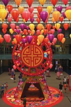الفوانيس الملونة تزين مدخل مركز تجاري احتفالا بالعام القمري الجديد القادم، الذي يصادف عام الثور في 12 فبراير في سنغافورة.ا ف ب