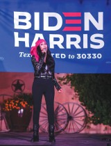 المغنية والممثلة الأمريكية شير تغني خلال تجمع انتخابي للمرشح الرئاسي الديمقراطي جو بايدن في فينكس، أريزونا. ا ف ب