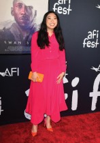 الممثلة الأمريكية أوكوافينا لدى وصولها إلى العرض العالمي الأول لفيلم Swan Song في هوليوود ، كاليفورنيا. ا ف ب