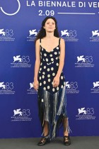 الممثلة الأرجنتينية أيلين سالاس لدى حضورها عرض فيلم «الحصان البري التاسع» في الدورة 83 لمهرجان البندقية السينمائي الدولي. «ا ف ب»
