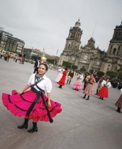 مشاركون بالأزياء التاريخية يؤدون عرضاً للاحتفال بالذكرى 111 للثورة المكسيكية في ميدان زوكالو في مكسيكو سيتي. رويترز