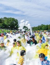 سائحين يلعبون بالفقاعات داخل حديقة في مقاطعة Guizhou جنوب غرب الصين (ا ف ب)