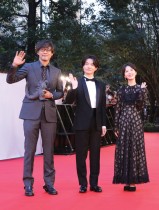 الممثل ريونوسوكي كاميكي والممثلة مينامي هامابي، والمخرج تاكاشي يامازاكي في صورة تذكارية لفيلمهم Godzilla Minus One. ، والذي سيتم عرضه باعتباره الفيلم الختامي لمهرجان طوكيو السينمائي. (ا ف ب)