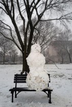 رجل ثلج على مقعد وسط الثلوج في ناشيونال مول بالعاصمة الأمريكية واشنطن.   رويترز