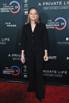 الممثلة الأمريكية جودي فوستر تحضر العرض الأول لفيلمها «حياة خاصة» في افتتاح مهرجان الفيلم الأمريكي الفرنسي في لوس أنجلوس. ا ف ب