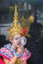راقصة تايلندية بملابس تقليدية تقوم بإصلاح درع وجهها الواقي قبل أداء عرض في ضريح إيراوان ، الذي أعيد فتحه بعد أن خففت الحكومة التايلاندية من الإجراءات لمكافحة انتشار فيروس كورونا في بانكوك. ا ف ب