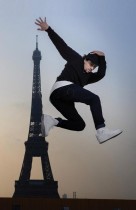 راقص الشوارع الفرنسي بي بوي منير يؤدي عرضا أمام برج إيفل في باريس - ا ف ب 