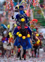 محتفلون على ظهور الخيل يشاركون في موكب كرنفال تقليدي في بونفيم، بولاية ميناس جيرايس، في جنوب شرق البرازيل .  أ ف ب