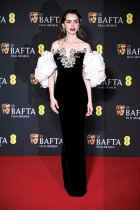 الممثلة البريطانية ليلي كولينز لدى وصولها إلى حفل توزيع جوائز الأكاديمية البريطانية للأفلام BAFTA في لندن. ا ف ب