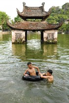 صبيان فيتناميان يلهوان في بحيرة لونغ تري في معبد ثاي باغودا الذي يبلغ عمره قرون في هانوي. ا ف ب