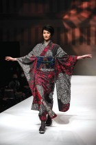 عارضة أزياء تقدم زيًّا للمصمم جوتارو سايتو لمجموعة خريف - شتاء 2021 في أسبوع الموضة بطوكيو. ا ف ب