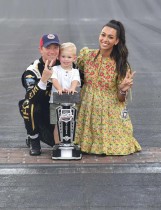 تايلر ريديك يحتفل مع زوجته، أليكسا دي ليون وابنه بو ، بعد فوزه بكأس ناسكار فيريزون 200 في سباق بريكيارد في إنديانابوليس موتور سبيدواي.  ا ف ب