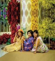 نساء يلتقطن صورًا أمام منظر رائع للأزهار خلال معرض سيام باراغون الملكي للأوركيد السنوي في بانكوك. ا ف ب