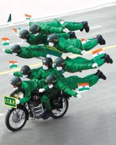 عناصر من شرطة الحدود الهندية على دراجات نارية يؤدون عرضًا بهلوانيا خلال موكب يوم الجمهورية في نيودلهي. رويترز