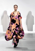 عارضة أزياء تقدم ابتكارا للمصمم ساتوشي كوندو كجزء من عرضه النسائي خلال أسبوع الموضة في باريس.  رويترز