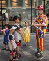 مهرج يجهز بالونات للأطفال خارج مركز تسوق في يوم الطفل العالمي في بكين، بعد يوم من إعلان الصين أنها ستسمح للأزواج بإنجاب ثلاثة أطفال. ا ف ب