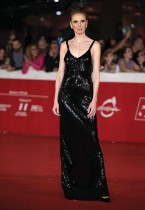 الممثلة الإيطالية إيمانويلا فانيلي لدى وصولها إلى السجادة الحمراء لفيلم  Cú ancora domani  الذي تم عرضه في مهرجان روما السينمائي الثامن عشر. ا ف ب
