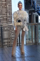 ملكة جمال الولايات المتحدة الأمريكية ريبوني جابريل الفائزة بمسابقة ملكة جمال الكون الـ 71 ، تقف في مبنى إمباير ستيت في مدينة نيويورك.  رويترز