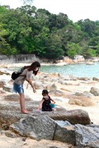 امرأة وطفلتها ترتديان أقنعة للوجه على شاطئ مهجور، مع استمرار الإغلاق الجزئي في ماليزيا وسط مخاوف من انتشار فيروس كورونا. ا ف ب