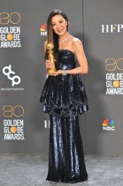 الممثلة الماليزية ميشيل يوه تفوز بجائزة أفضل ممثلة  فيلم موسيقي - كوميدي خلال حفل توزيع جوائز غولدن غلوب السنوي، كاليفورنيا (ا ف ب)